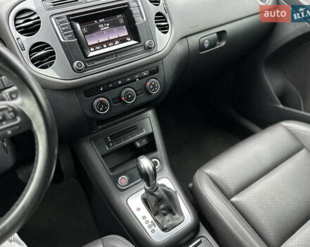 Серый Фольксваген Тигуан, объемом двигателя 2 л и пробегом 170 тыс. км за 12000 $, фото 13 на Automoto.ua