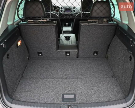 Сірий Фольксваген Тігуан, об'ємом двигуна 2 л та пробігом 150 тис. км за 13999 $, фото 25 на Automoto.ua