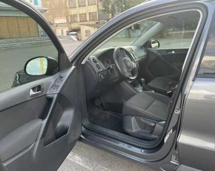 Сірий Фольксваген Тігуан, об'ємом двигуна 2 л та пробігом 193 тис. км за 11999 $, фото 4 на Automoto.ua