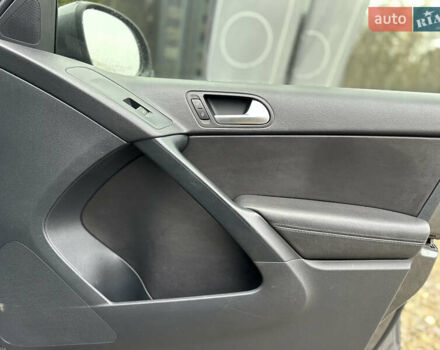 Серый Фольксваген Тигуан, объемом двигателя 2 л и пробегом 170 тыс. км за 12000 $, фото 21 на Automoto.ua