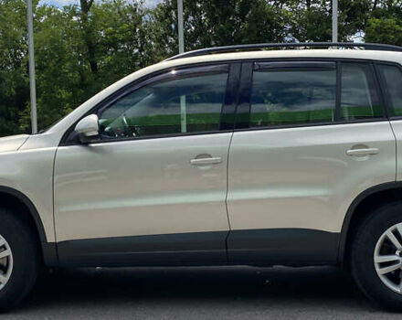 Сірий Фольксваген Тігуан, об'ємом двигуна 2 л та пробігом 224 тис. км за 13900 $, фото 5 на Automoto.ua