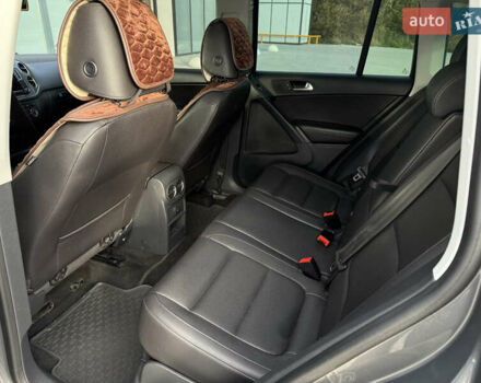 Сірий Фольксваген Тігуан, об'ємом двигуна 2 л та пробігом 176 тис. км за 12400 $, фото 39 на Automoto.ua