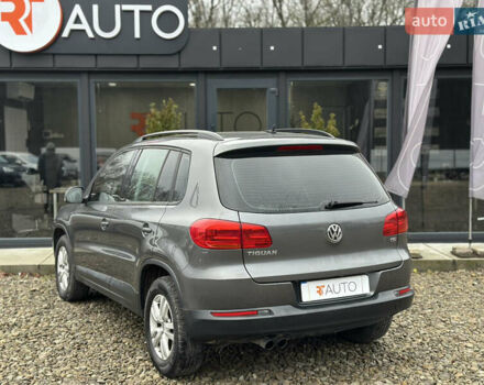 Серый Фольксваген Тигуан, объемом двигателя 2 л и пробегом 170 тыс. км за 12000 $, фото 2 на Automoto.ua