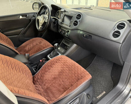 Сірий Фольксваген Тігуан, об'ємом двигуна 2 л та пробігом 176 тис. км за 12400 $, фото 35 на Automoto.ua