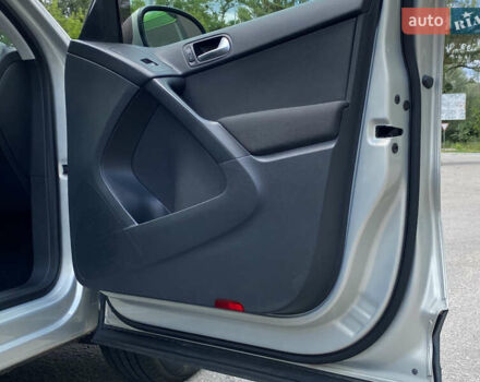 Сірий Фольксваген Тігуан, об'ємом двигуна 2 л та пробігом 224 тис. км за 13900 $, фото 22 на Automoto.ua