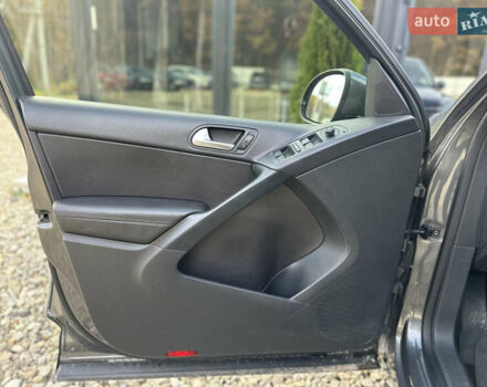 Серый Фольксваген Тигуан, объемом двигателя 2 л и пробегом 170 тыс. км за 12500 $, фото 16 на Automoto.ua