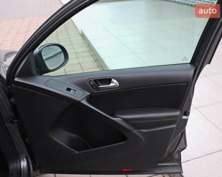 Сірий Фольксваген Тігуан, об'ємом двигуна 2 л та пробігом 150 тис. км за 13999 $, фото 10 на Automoto.ua