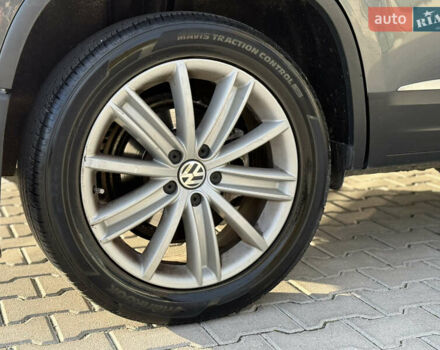 Сірий Фольксваген Тігуан, об'ємом двигуна 2 л та пробігом 176 тис. км за 12400 $, фото 47 на Automoto.ua