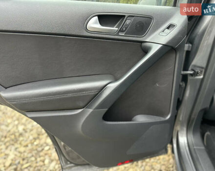 Серый Фольксваген Тигуан, объемом двигателя 2 л и пробегом 170 тыс. км за 12000 $, фото 17 на Automoto.ua