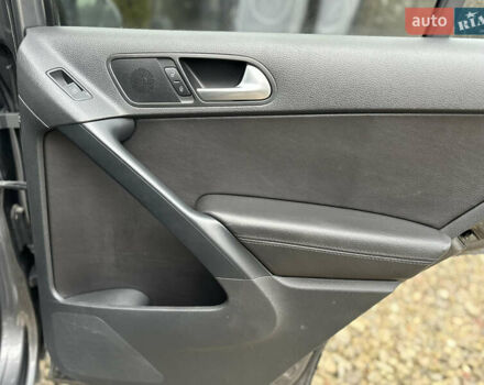 Серый Фольксваген Тигуан, объемом двигателя 2 л и пробегом 170 тыс. км за 12000 $, фото 19 на Automoto.ua