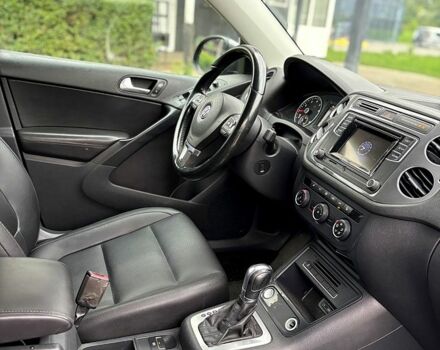 Сірий Фольксваген Тігуан, об'ємом двигуна 2 л та пробігом 160 тис. км за 12900 $, фото 2 на Automoto.ua