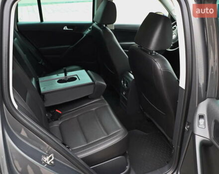 Сірий Фольксваген Тігуан, об'ємом двигуна 2 л та пробігом 150 тис. км за 13999 $, фото 13 на Automoto.ua