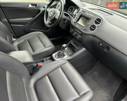 Серый Фольксваген Тигуан, объемом двигателя 2 л и пробегом 170 тыс. км за 12000 $, фото 22 на Automoto.ua