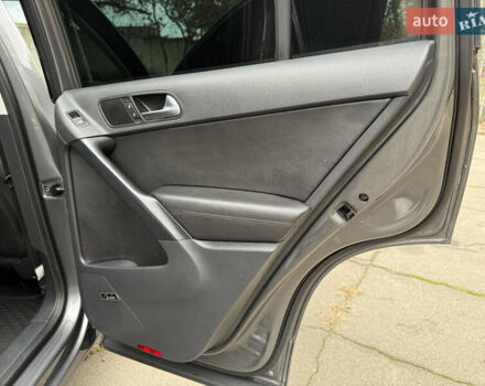 Серый Фольксваген Тигуан, объемом двигателя 2 л и пробегом 163 тыс. км за 15700 $, фото 48 на Automoto.ua