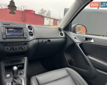 Серый Фольксваген Тигуан, объемом двигателя 2 л и пробегом 106 тыс. км за 15300 $, фото 23 на Automoto.ua