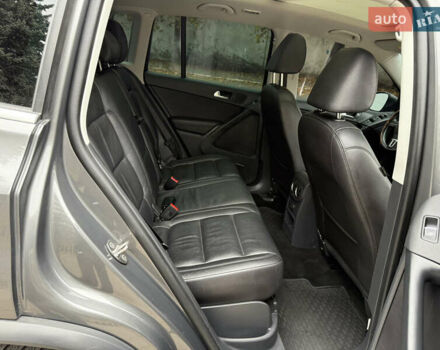 Серый Фольксваген Тигуан, объемом двигателя 2 л и пробегом 163 тыс. км за 15700 $, фото 49 на Automoto.ua