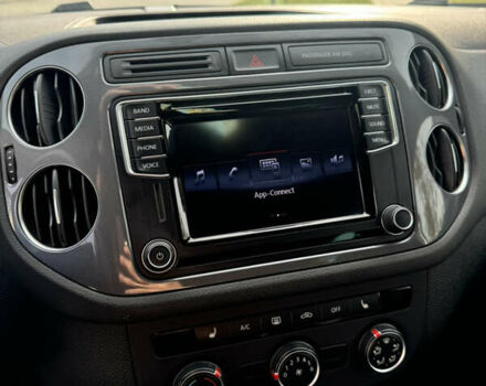 Сірий Фольксваген Тігуан, об'ємом двигуна 2 л та пробігом 175 тис. км за 12750 $, фото 47 на Automoto.ua