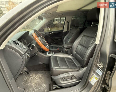 Серый Фольксваген Тигуан, объемом двигателя 2 л и пробегом 163 тыс. км за 15700 $, фото 37 на Automoto.ua