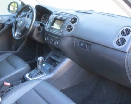 Серый Фольксваген Тигуан, объемом двигателя 2 л и пробегом 70 тыс. км за 4100 $, фото 6 на Automoto.ua