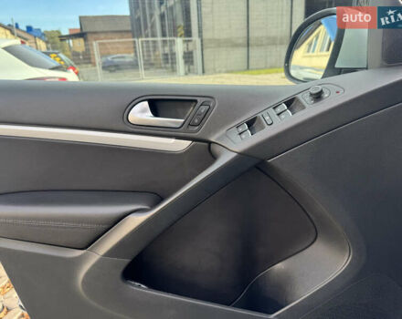 Сірий Фольксваген Тігуан, об'ємом двигуна 2 л та пробігом 175 тис. км за 12750 $, фото 49 на Automoto.ua