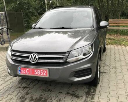 Серый Фольксваген Тигуан, объемом двигателя 2 л и пробегом 227 тыс. км за 9600 $, фото 1 на Automoto.ua