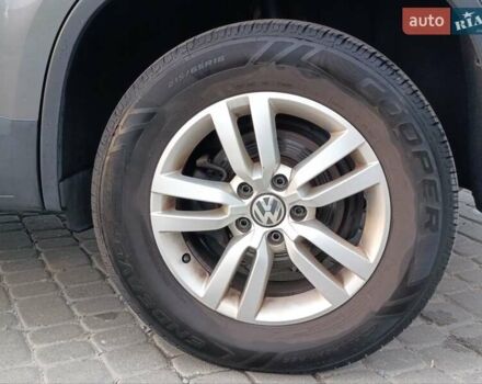 Сірий Фольксваген Тігуан, об'ємом двигуна 2 л та пробігом 205 тис. км за 12200 $, фото 39 на Automoto.ua