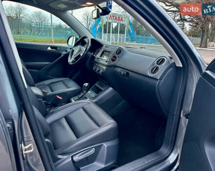 Сірий Фольксваген Тігуан, об'ємом двигуна 2 л та пробігом 150 тис. км за 12300 $, фото 23 на Automoto.ua