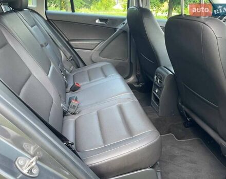 Сірий Фольксваген Тігуан, об'ємом двигуна 2 л та пробігом 133 тис. км за 13499 $, фото 23 на Automoto.ua