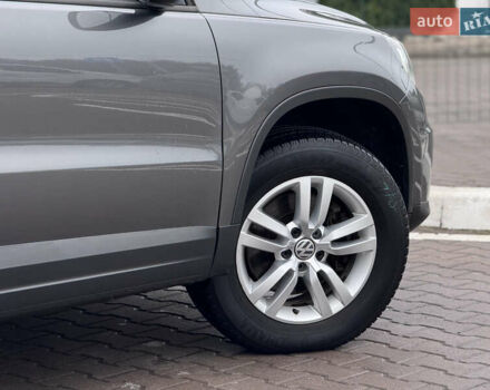 Серый Фольксваген Тигуан, объемом двигателя 2 л и пробегом 169 тыс. км за 12300 $, фото 16 на Automoto.ua