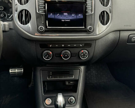 Сірий Фольксваген Тігуан, об'ємом двигуна 2 л та пробігом 175 тис. км за 12750 $, фото 35 на Automoto.ua