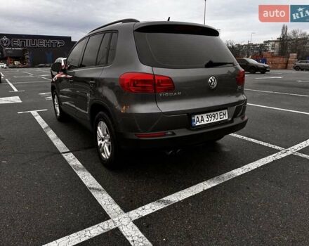 Серый Фольксваген Тигуан, объемом двигателя 1.98 л и пробегом 167 тыс. км за 10500 $, фото 2 на Automoto.ua