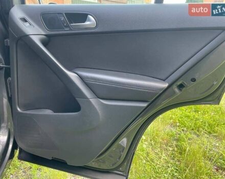 Сірий Фольксваген Тігуан, об'ємом двигуна 2 л та пробігом 133 тис. км за 13499 $, фото 25 на Automoto.ua