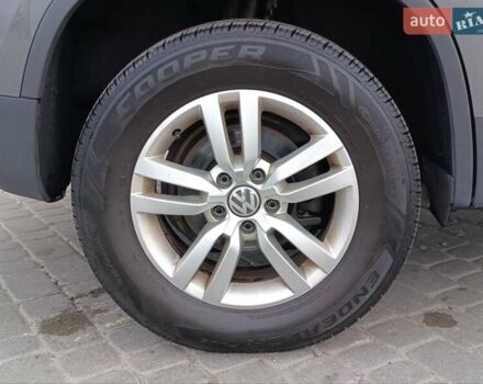 Сірий Фольксваген Тігуан, об'ємом двигуна 2 л та пробігом 205 тис. км за 12200 $, фото 40 на Automoto.ua