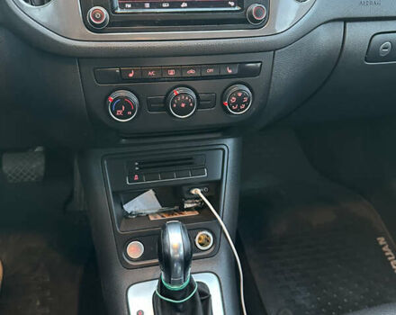 Сірий Фольксваген Тігуан, об'ємом двигуна 1.98 л та пробігом 68 тис. км за 13600 $, фото 20 на Automoto.ua