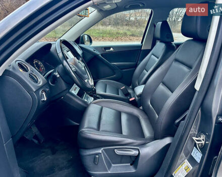 Сірий Фольксваген Тігуан, об'ємом двигуна 2 л та пробігом 150 тис. км за 12300 $, фото 16 на Automoto.ua