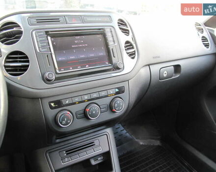 Серый Фольксваген Тигуан, объемом двигателя 2 л и пробегом 186 тыс. км за 14900 $, фото 91 на Automoto.ua