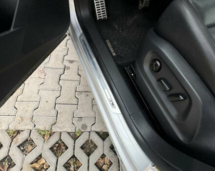 Сірий Фольксваген Тігуан, об'ємом двигуна 2 л та пробігом 175 тис. км за 12750 $, фото 61 на Automoto.ua