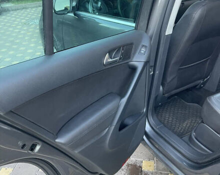 Сірий Фольксваген Тігуан, об'ємом двигуна 2 л та пробігом 205 тис. км за 10800 $, фото 15 на Automoto.ua