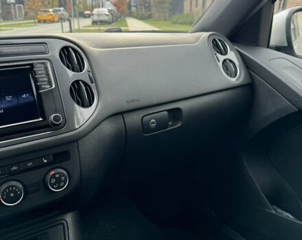 Сірий Фольксваген Тігуан, об'ємом двигуна 2 л та пробігом 175 тис. км за 12750 $, фото 36 на Automoto.ua