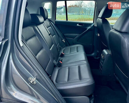 Сірий Фольксваген Тігуан, об'ємом двигуна 2 л та пробігом 150 тис. км за 12300 $, фото 27 на Automoto.ua