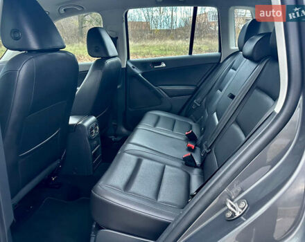 Сірий Фольксваген Тігуан, об'ємом двигуна 2 л та пробігом 150 тис. км за 12300 $, фото 28 на Automoto.ua
