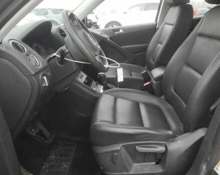 Сірий Фольксваген Тігуан, об'ємом двигуна 2 л та пробігом 135 тис. км за 2300 $, фото 6 на Automoto.ua