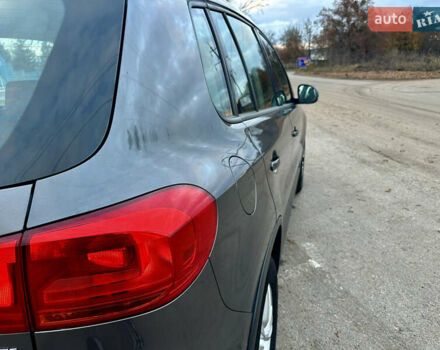 Сірий Фольксваген Тігуан, об'ємом двигуна 2 л та пробігом 150 тис. км за 12300 $, фото 11 на Automoto.ua