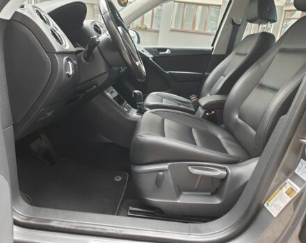 Сірий Фольксваген Тігуан, об'ємом двигуна 2 л та пробігом 193 тис. км за 12999 $, фото 10 на Automoto.ua