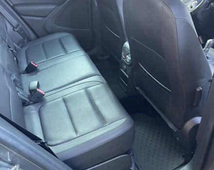 Сірий Фольксваген Тігуан, об'ємом двигуна 2 л та пробігом 205 тис. км за 10800 $, фото 11 на Automoto.ua