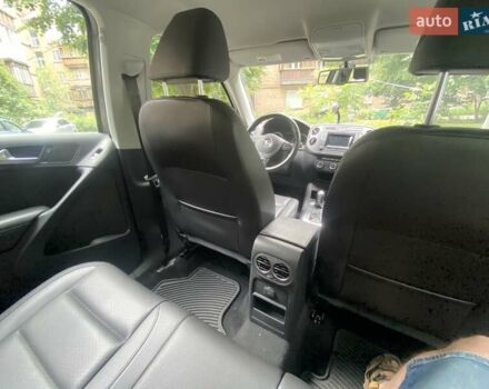 Серый Фольксваген Тигуан, объемом двигателя 2 л и пробегом 95 тыс. км за 14976 $, фото 13 на Automoto.ua