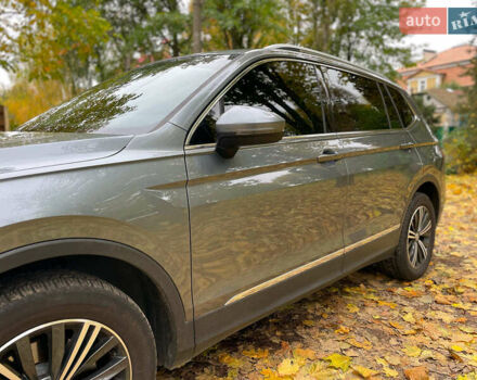 Серый Фольксваген Тигуан, объемом двигателя 2 л и пробегом 205 тыс. км за 16940 $, фото 19 на Automoto.ua