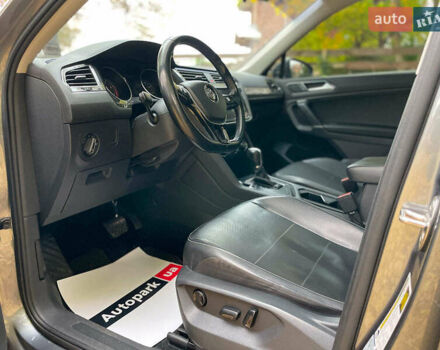 Серый Фольксваген Тигуан, объемом двигателя 2 л и пробегом 205 тыс. км за 16940 $, фото 31 на Automoto.ua