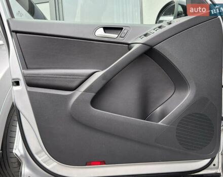 Серый Фольксваген Тигуан, объемом двигателя 2 л и пробегом 181 тыс. км за 15000 $, фото 42 на Automoto.ua