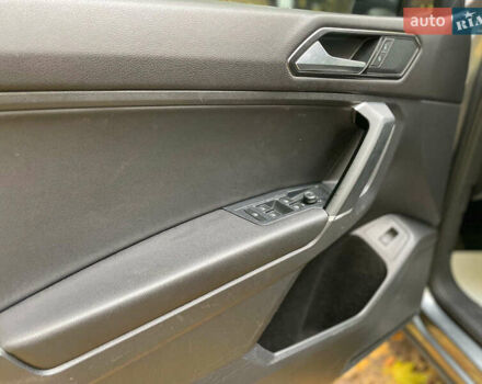 Серый Фольксваген Тигуан, объемом двигателя 2 л и пробегом 205 тыс. км за 16940 $, фото 28 на Automoto.ua